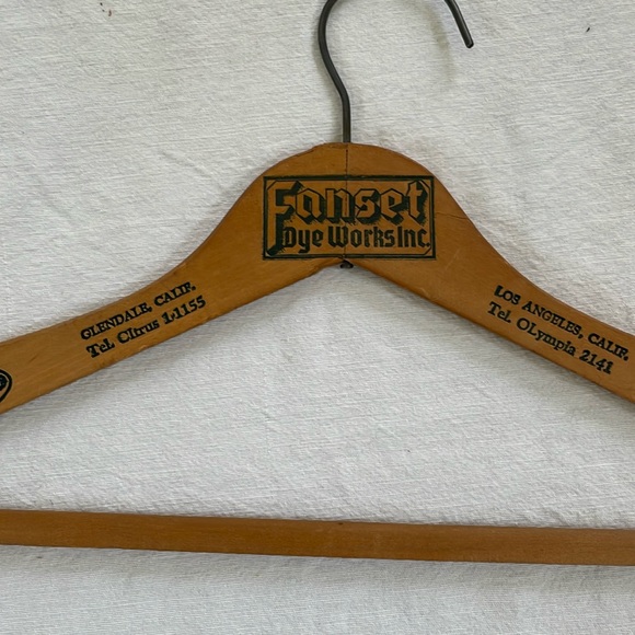 Vintage wooden hangers from Los Angeles area. - Picture 4 of 6